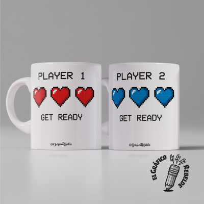 Detalle de taza para parejas con texto Player 1 y Player 2 estilo 8 bits.
