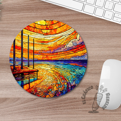 Mousepad redondo de 20 cm con ilustración de atardecer otoñal en un escritorio de madera.