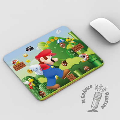 Mousepad rectangular original de Mario Bros en un setup d'escriptori modern i minimalista.