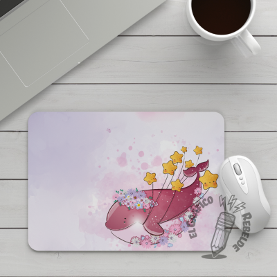 Mousepad rectangular de disseny pastel vist des de dalt en un entorn de treball minimalista.
