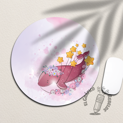 Mousepad rodó il·lustrat il·luminat per llum natural amb ombres de fulles sobre un fons clar.