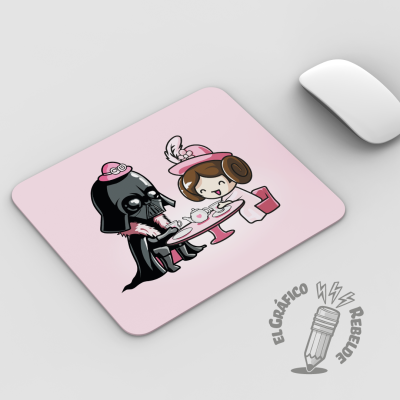 Detalle de mousepad rectangular Star Wars de perfil ultra fino junto a un ratón blanco.