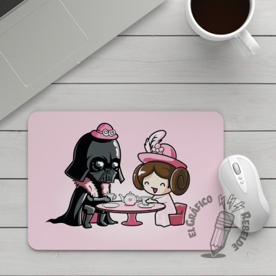 Mousepad rectangular de disseny divertit vist des de dalt en una taula blanca amb una tassa de cafè.