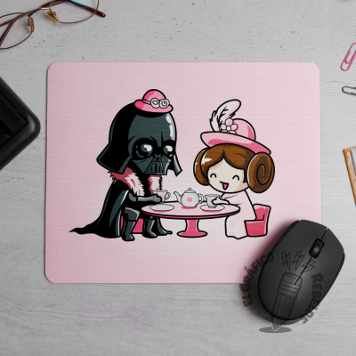 Plano cercano de un ratón óptico sobre la alfombrilla de ratón rectangular rosa de Darth Vader.