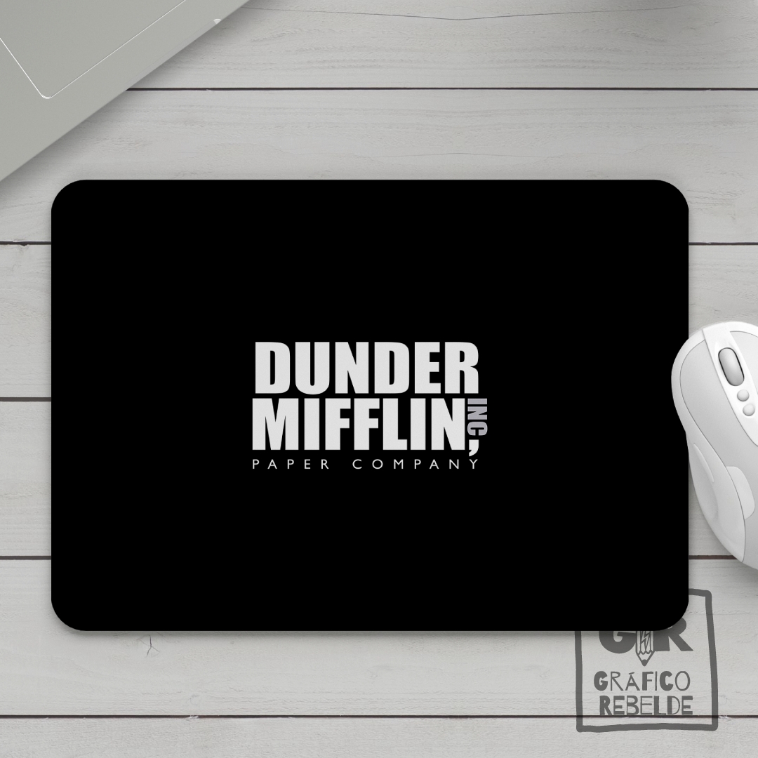 Mousepad rectangular Dunder Mifflin en el escritorio. Mousepad rectangular Dunder Mifflin en el escritorio.