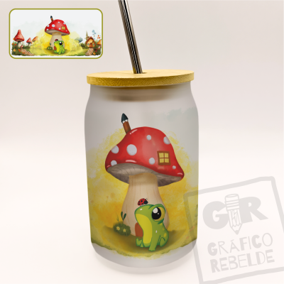 Vaso de cristal mate ilustrado con una ranita y una seta gigante estilo cottagecore.