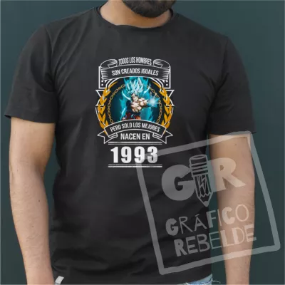 Joven llevando puesta la camiseta de cumpleaños Goku personalizada