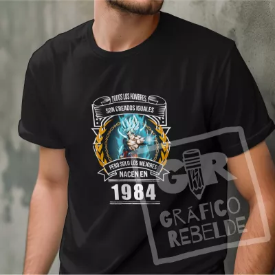 Hombre con su camiseta de regalo de cumpleaños personalizada.