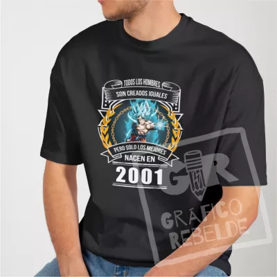 Joven llevando camiseta de Goku personalizada con año de cumpleaños.
