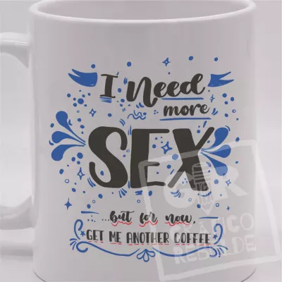 Regalo divertido en forma de taza artesanal con la frase I need more sex y un dibujo original.