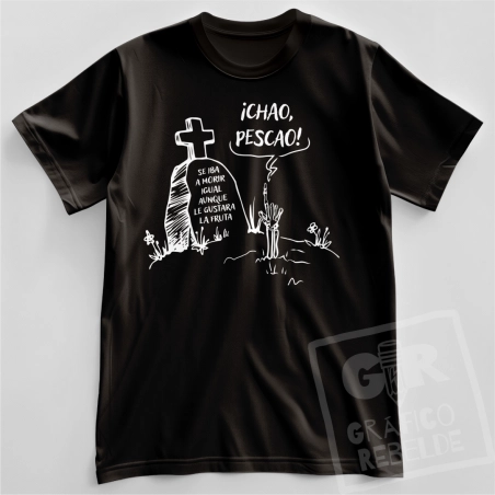 Camiseta Chao Pescao Halloween con frase en la lápida "Se iba a morir igual aunque le gustara la fruta".