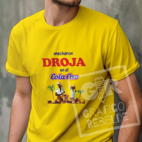 Hombre llevando la camiseta Mecharon Droja en el Colacao