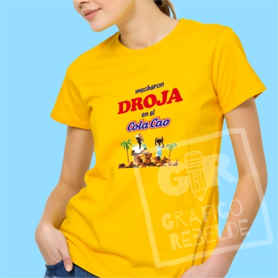 Noia amb la samarreta del meme Mecharon Droja en el Colacao