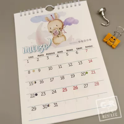 Làmina amb il·lustració del mes de març del calendari de paret 2027 de Gráfico Rebelde