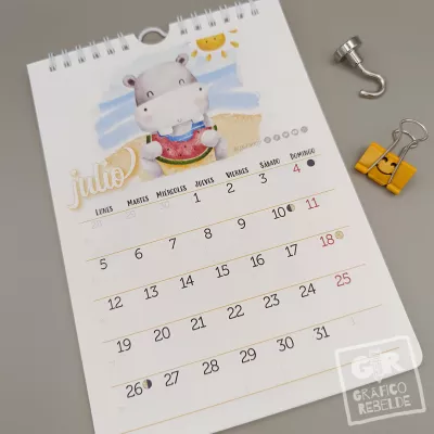 Làmina amb il·lustració del mes de juliol del calendari de paret 2027 de Gráfico Rebelde