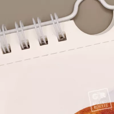 Detalle del microperforado de cada lámina para poder desprender cada ilustración del calendario ilustrado de Gráfico Rebelde.