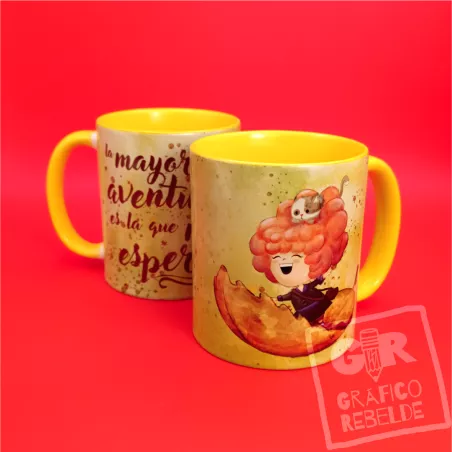 Taza con ilustración de una valiente aventurera y su gato y frase "La mayor aventura es la que nos espera"