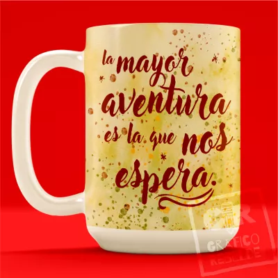 Taza Maxi de 15 oz con la frase en caligrafía "La mayor aventura es la que nos espera".