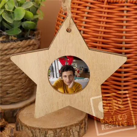 Adorno de Navidad hecho de madera con forma de estrella de navidad y portafotos personalizado.