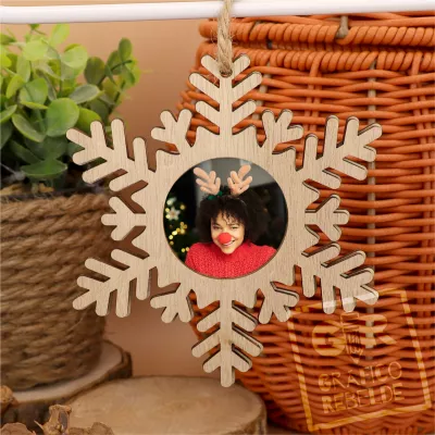 Penjoll de Nadal de fusta amb forma de floquet de neu amb portafotos per decoració nadalenca.
