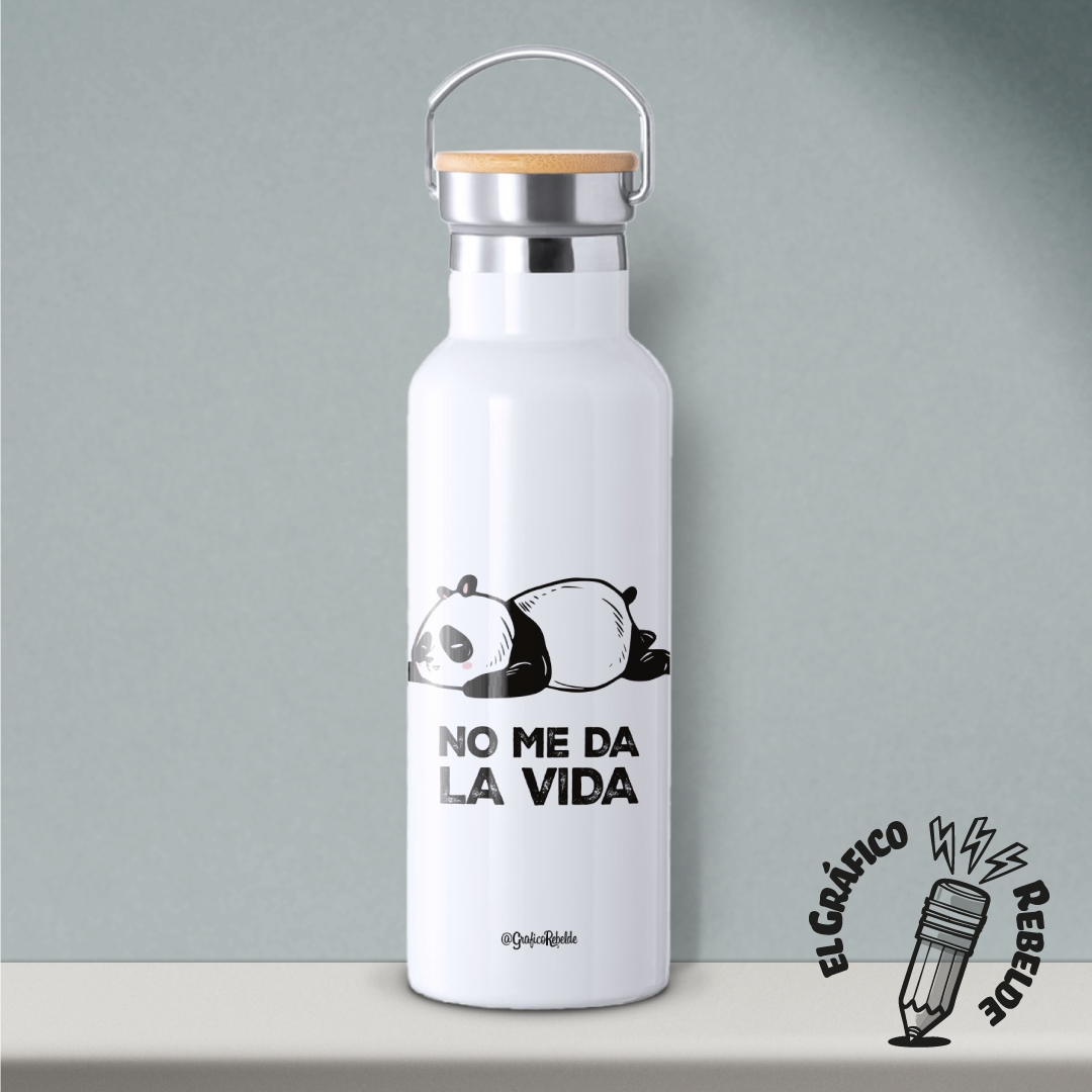 Botella termica de acero inoxidable con ilustracion de un panda agotado y la frase no me da la vida con tapon de bambu